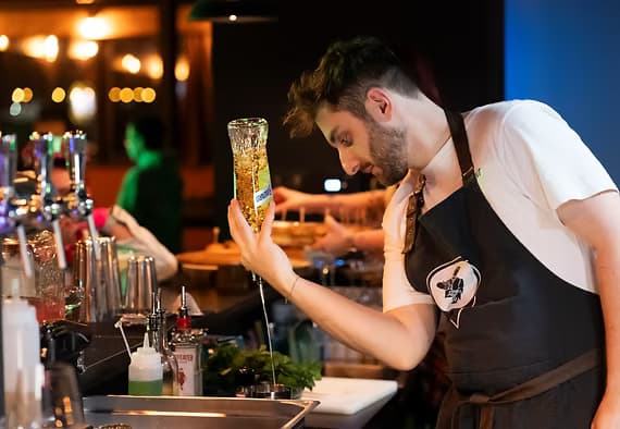 Bar à cocktails éphémère installé lors d'un événement